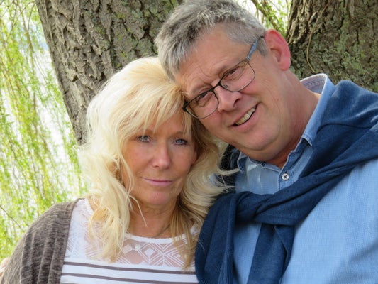 Ein Mann und eine Frau posieren für ein Foto Ein Mann und eine Frau posieren für ein Foto