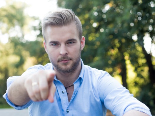 Ein Mann, der auf die Kamera zeigt Ein Mann, der auf die Kamera zeigt