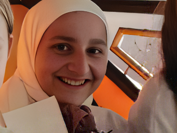 ein Mädchen lächelt in die Kamera ein Mädchen lächelt in die Kamera