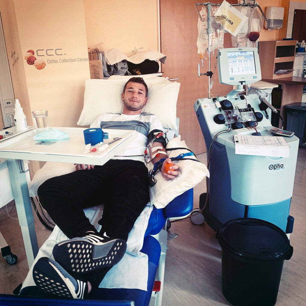 Ein Mann liegt in einem Apherese Stuhl Ein Mann liegt in einem Apherese Stuhl