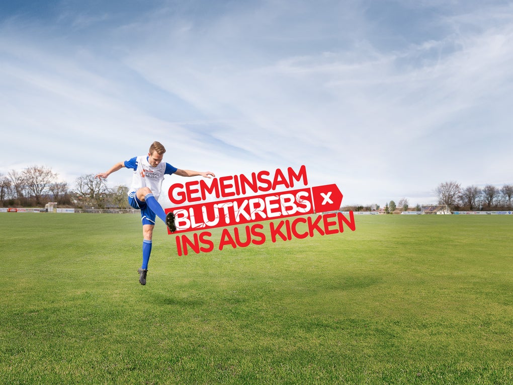 Ein Fußballer und der Slogan "GEMEINSAM BLUTKREBS INS AUS KICKEN" Ein Fußballer und der Slogan "GEMEINSAM BLUTKREBS INS AUS KICKEN"
