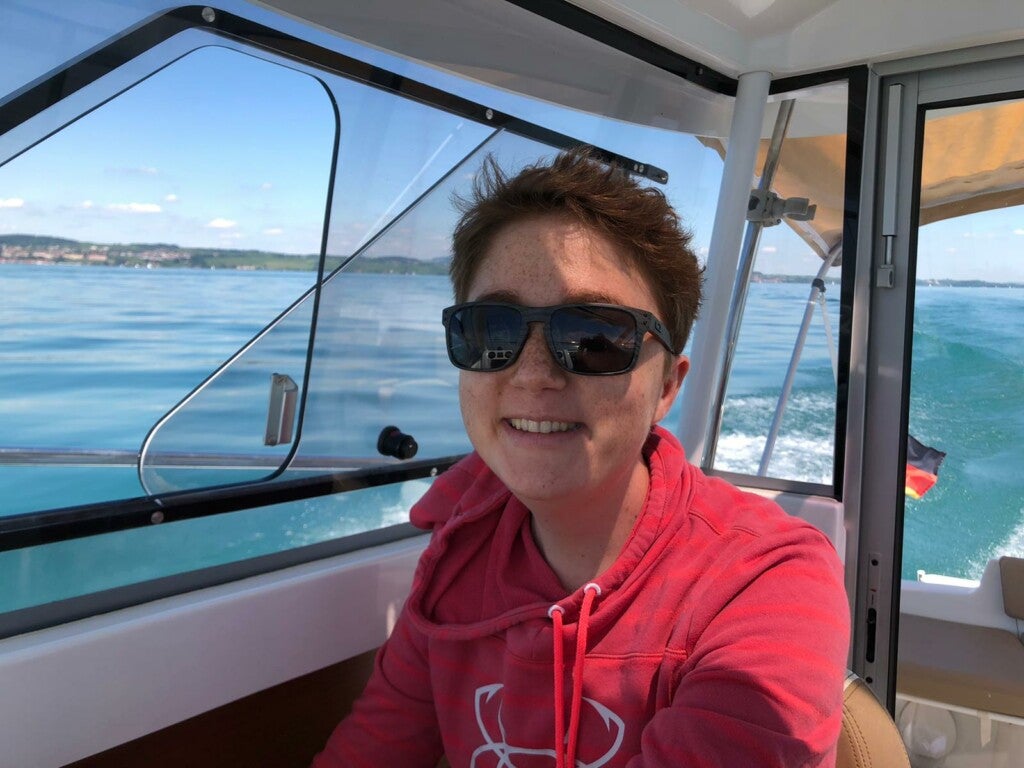 Vanessa mit Sonnenbrille in einem Boot Vanessa mit Sonnenbrille in einem Boot