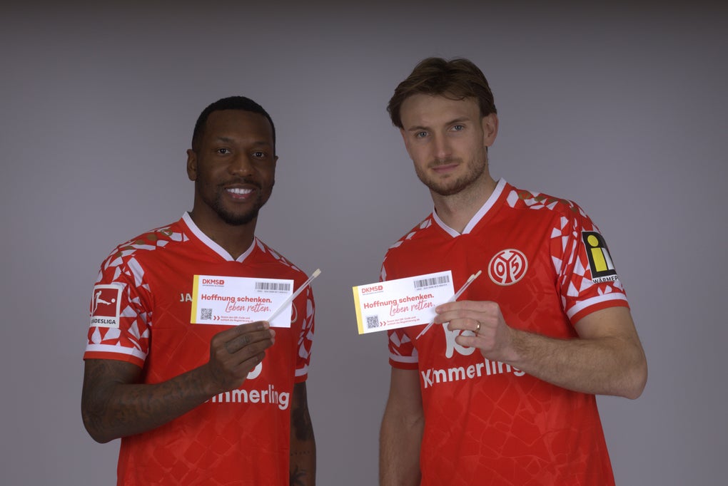 Zwei Spieler halten Registrierungskits hoch Zwei Spieler halten Registrierungskits hoch