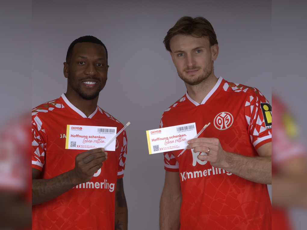 Zwei Spieler des Mainz 05 halten das Registrierungsset in die Kamera. Zwei Spieler des Mainz 05 halten das Registrierungsset in die Kamera.