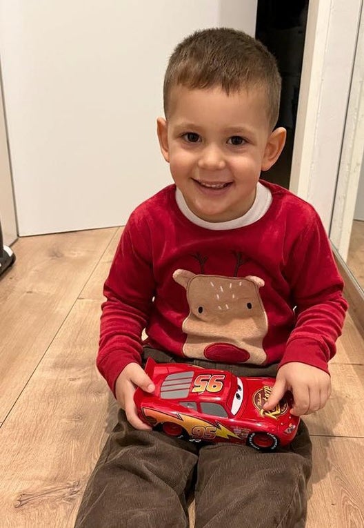 Patient Nael sitzt auf dem Boden und hält ein Spielauto in der Hand. Patient Nael sitzt auf dem Boden und hält ein Spielauto in der Hand.