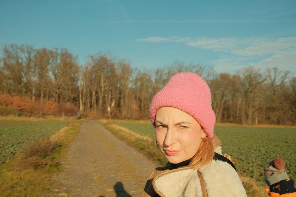 Franzi mit ihrer pinken Mütze, spaziert auf einem Feldweg. Franzi mit ihrer pinken Mütze, spaziert auf einem Feldweg.