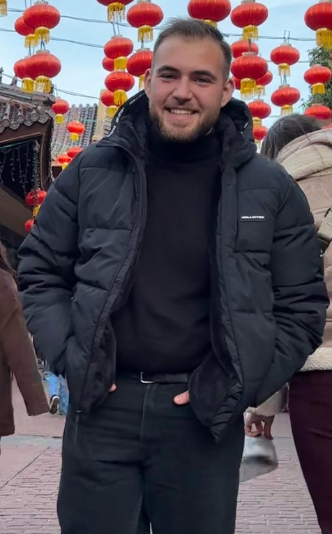 Ein Mann in einem schwarzen Mantel Ein Mann in einem schwarzen Mantel