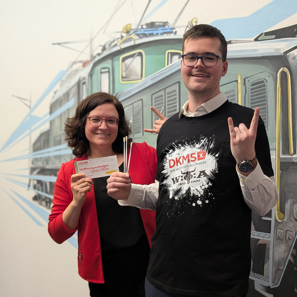 Der Käufer des Teufelszug Philipp Schlampp und DKMS-Mitarbeiterin Andrea Autenrieth mit Wattestäbchen für den Wangenabstrich in der Hand Der Käufer des Teufelszug Philipp Schlampp und DKMS-Mitarbeiterin Andrea Autenrieth mit Wattestäbchen für den Wangenabstrich in der Hand