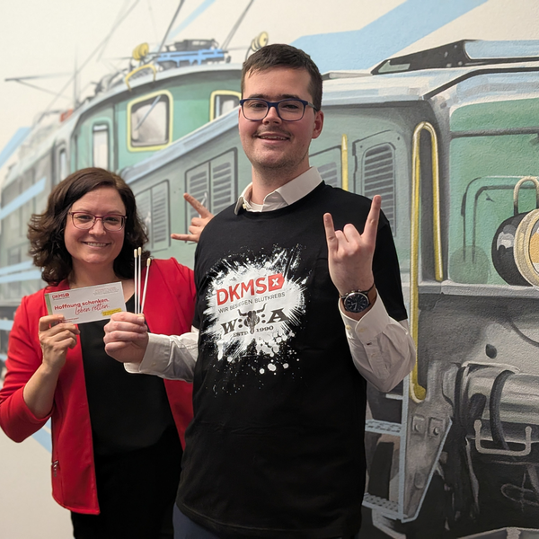 Der Käufer des Teufelszug Philipp Schlampp und DKMS-Mitarbeiterin Andrea Autenrieth mit Wattestäbchen für den Wangenabstrich in der Hand Der Käufer des Teufelszug Philipp Schlampp und DKMS-Mitarbeiterin Andrea Autenrieth mit Wattestäbchen für den Wangenabstrich in der Hand