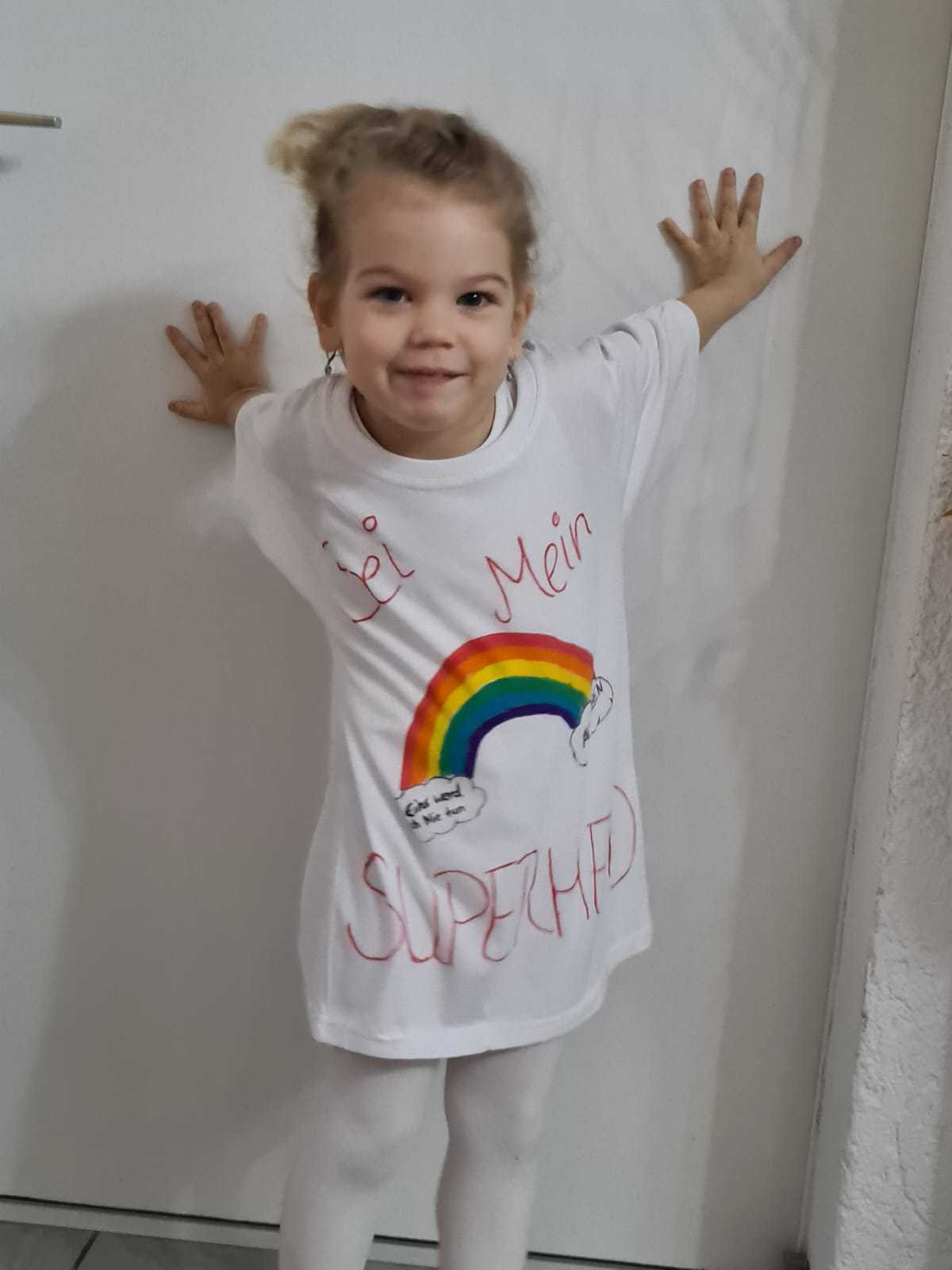 junges Mädchen posiert für die Kamera junges Mädchen posiert für die Kamera