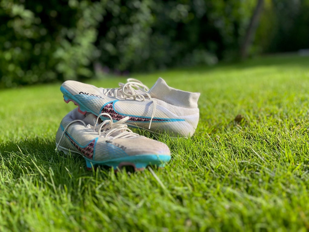 Fußballschuhe auf einer Wiese Fußballschuhe auf einer Wiese