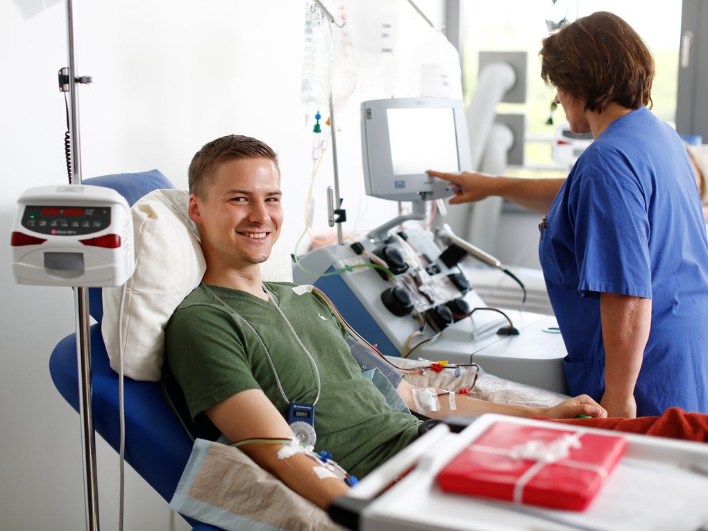 Ein Mann in einem Krankenhausbett Ein Mann in einem Krankenhausbett