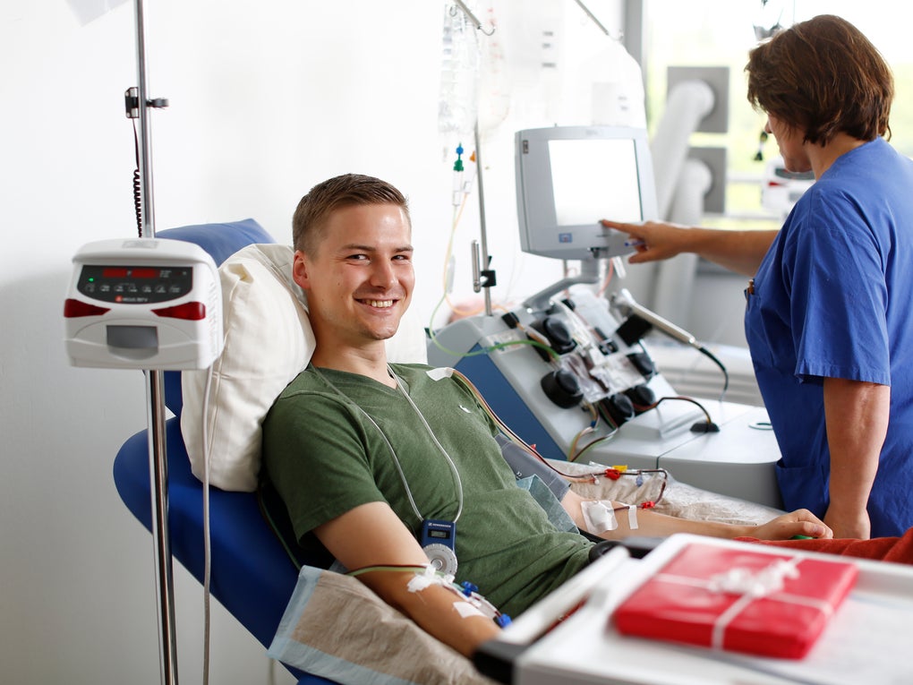 Ein Mann in einem Krankenhausbett Ein Mann in einem Krankenhausbett