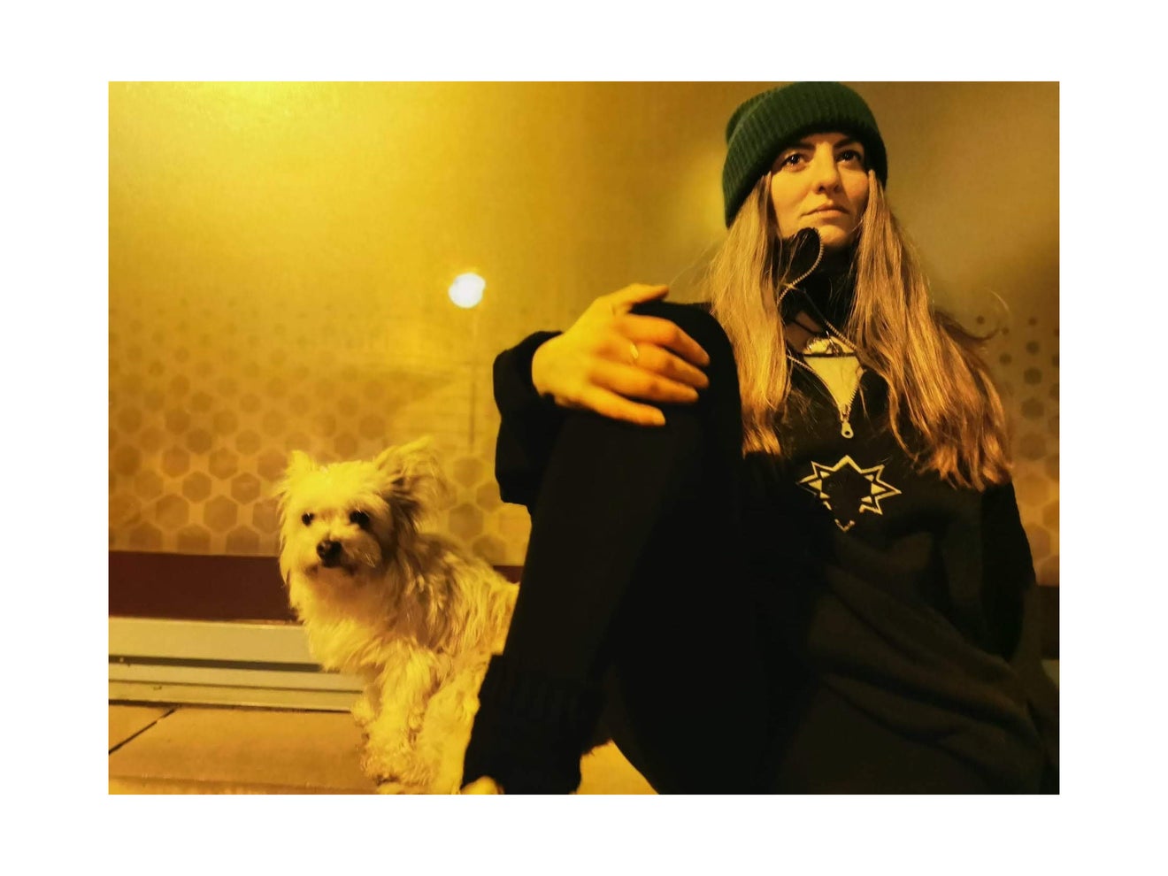 Kristin posiert mit Hund