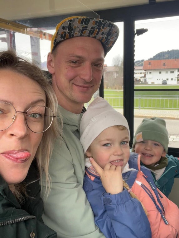 Patient Ricardo mit seiner Frau und seinen beiden Kindern. Patient Ricardo mit seiner Frau und seinen beiden Kindern.