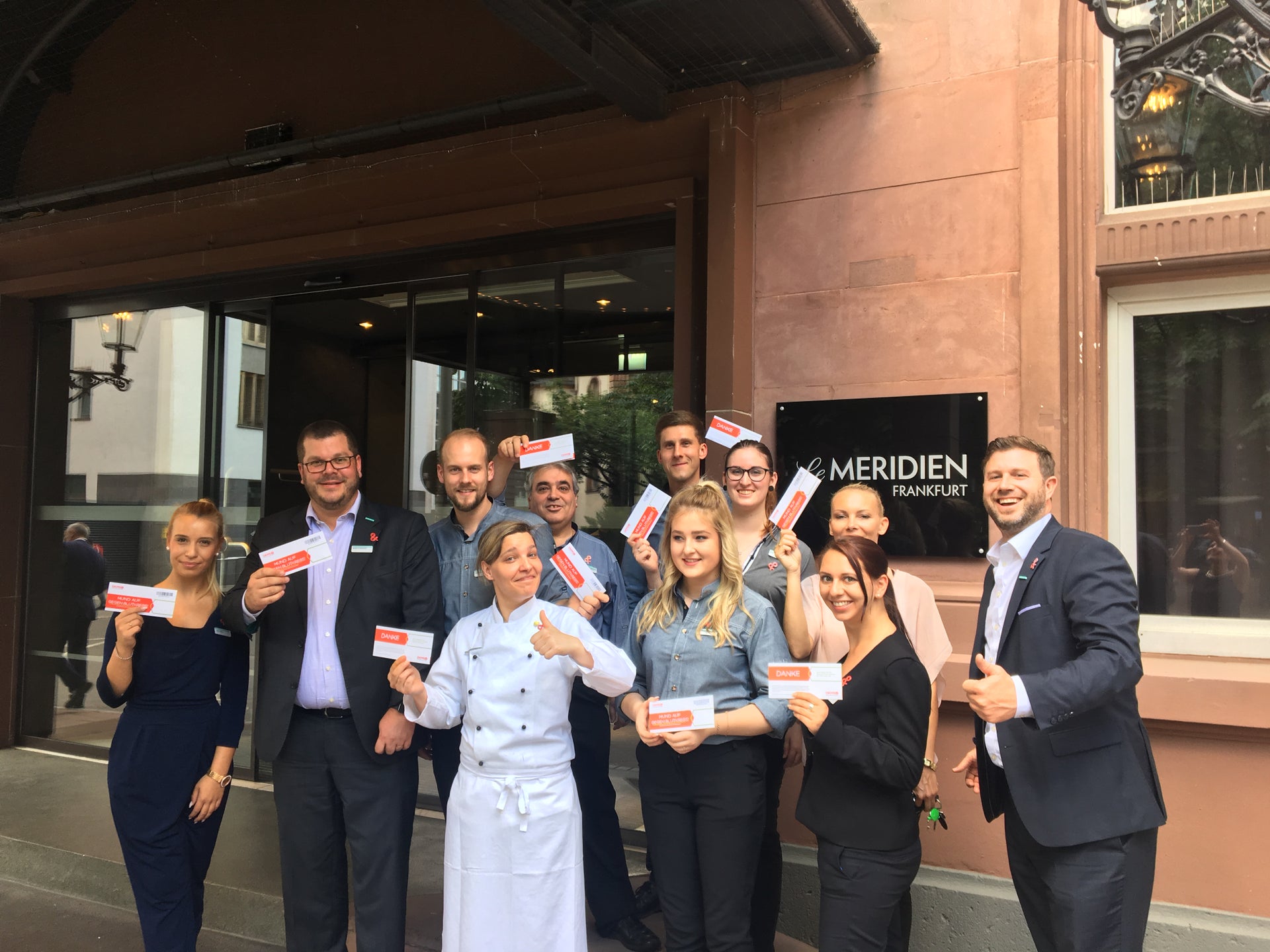 Mitarbeiter des Le Méridien Frankfurt haben sich registrieren lassen und zeigen stolz ihre Spendersets Mitarbeiter des Le Méridien Frankfurt haben sich registrieren lassen und zeigen stolz ihre Spendersets