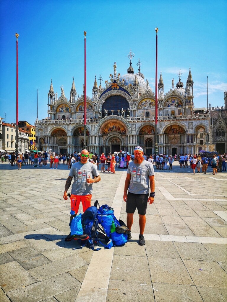 Eine Gruppe von Menschen steht vor der Basilika San Marco in Venedig Eine Gruppe von Menschen steht vor der Basilika San Marco in Venedig