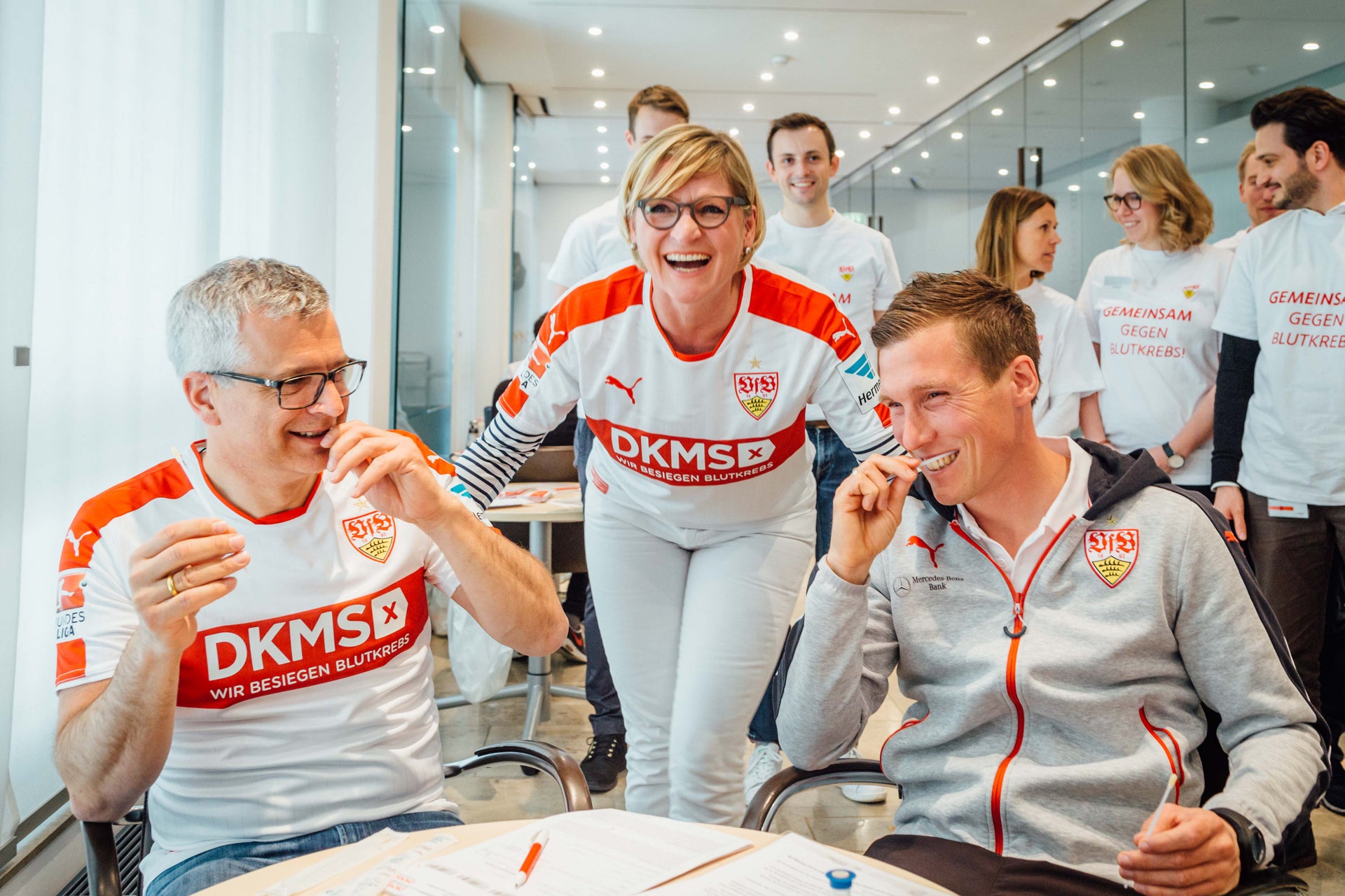 v.l. Franz Reiner (MBBank), Iris Theisen (DKMS) und VfB-Trainer Hannes Wolf v.l. Franz Reiner (MBBank), Iris Theisen (DKMS) und VfB-Trainer Hannes Wolf