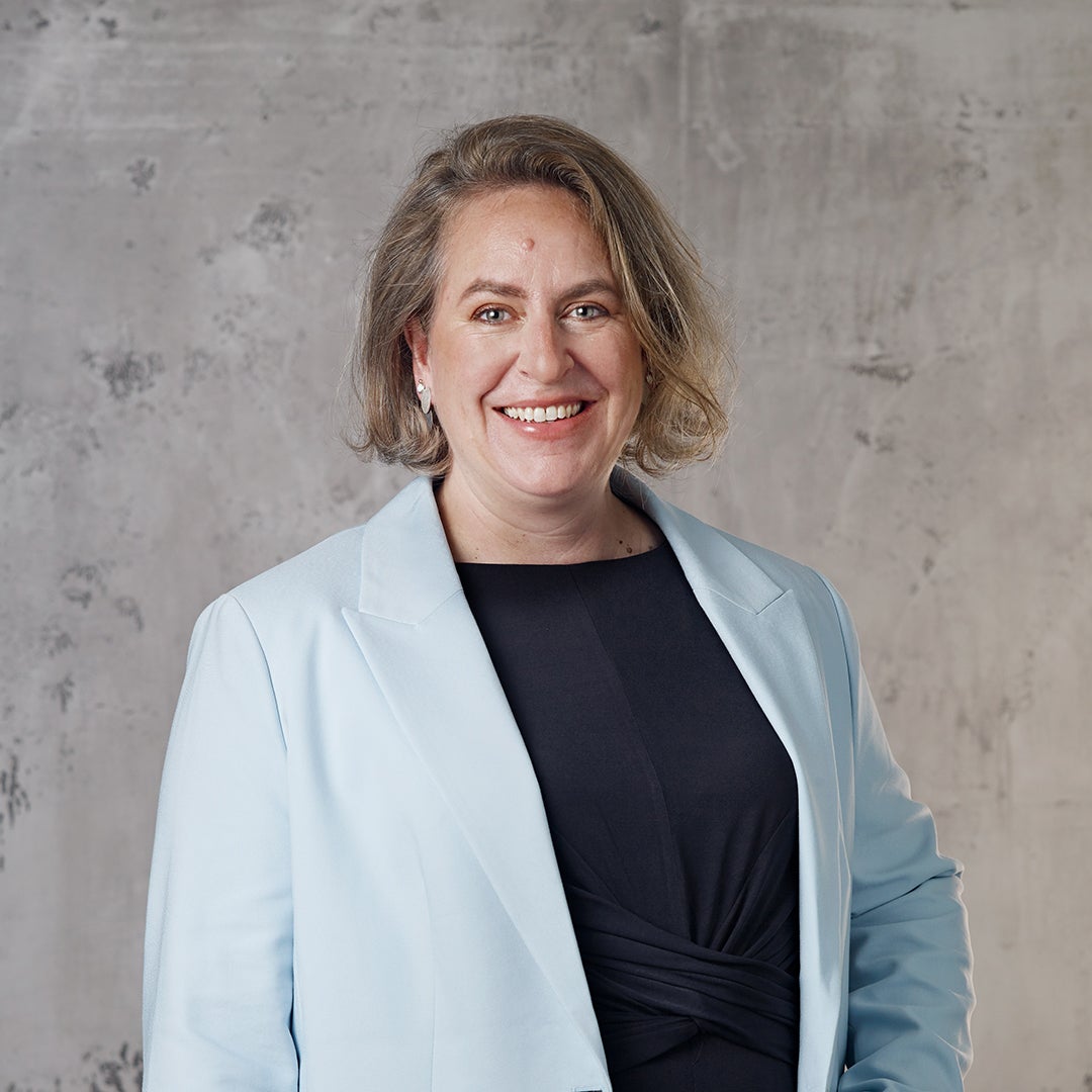 Eine Frau in einer blauen Jacke Eine Frau in einer blauen Jacke