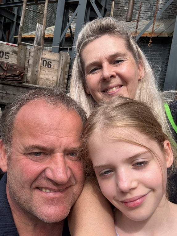 Oliver mit seiner Familie.  Oliver mit seiner Familie.