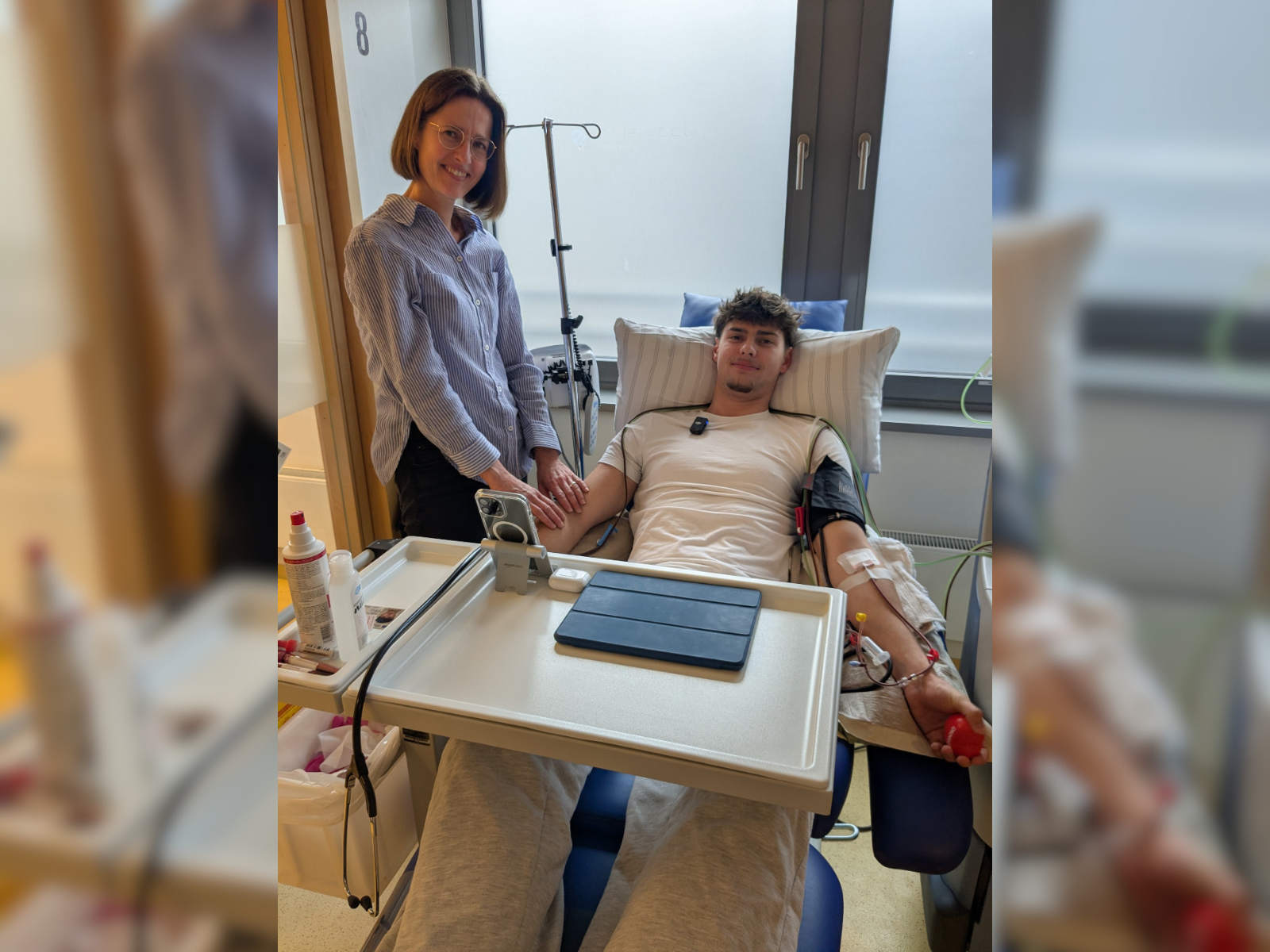 Foto von Leon bei der Stammzellenspende, seine Mutter steht neben dem Bett Foto von Leon bei der Stammzellenspende, seine Mutter steht neben dem Bett