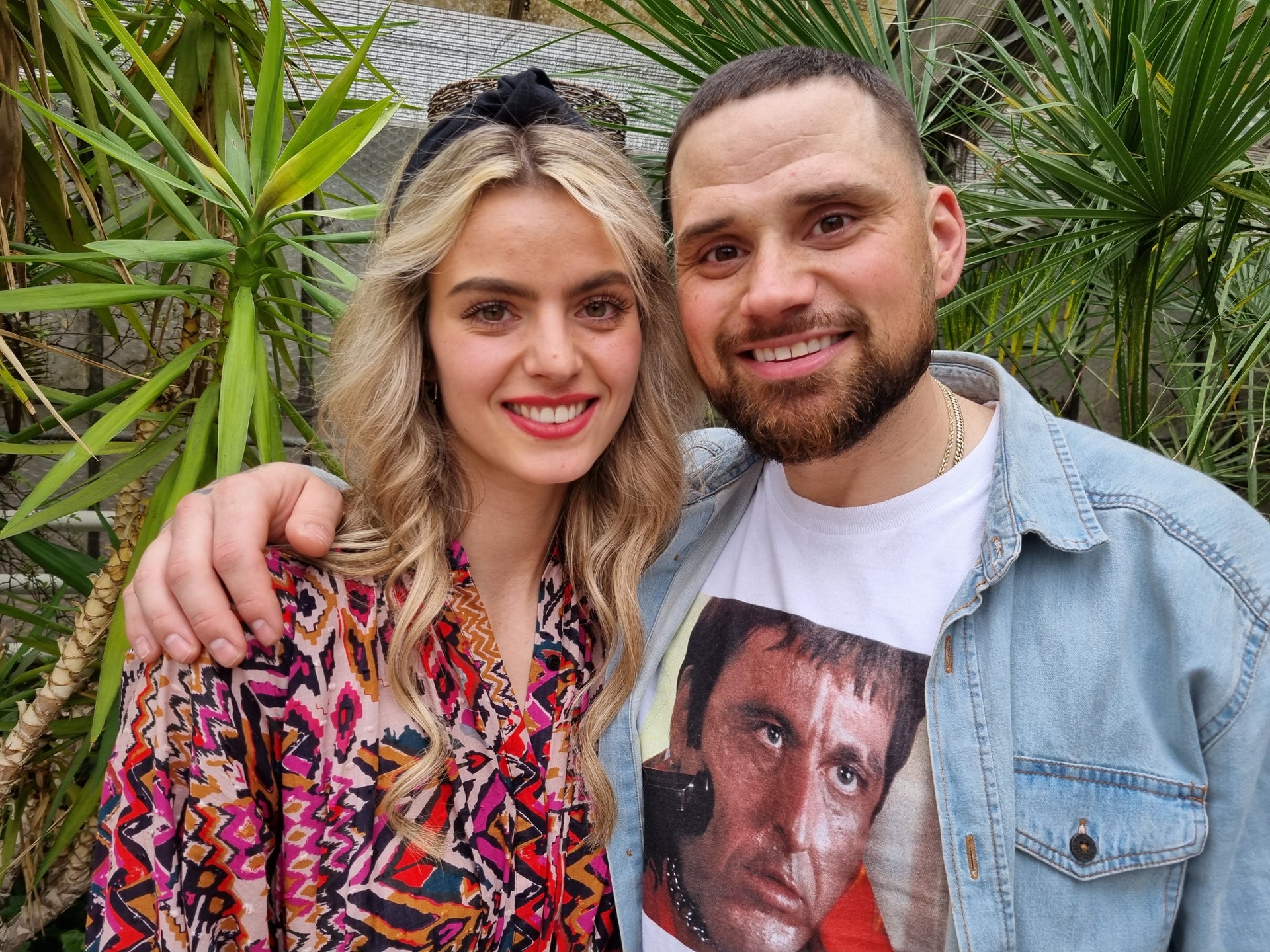 Ein Mann und eine Frau posieren für ein Foto Ein Mann und eine Frau posieren für ein Foto