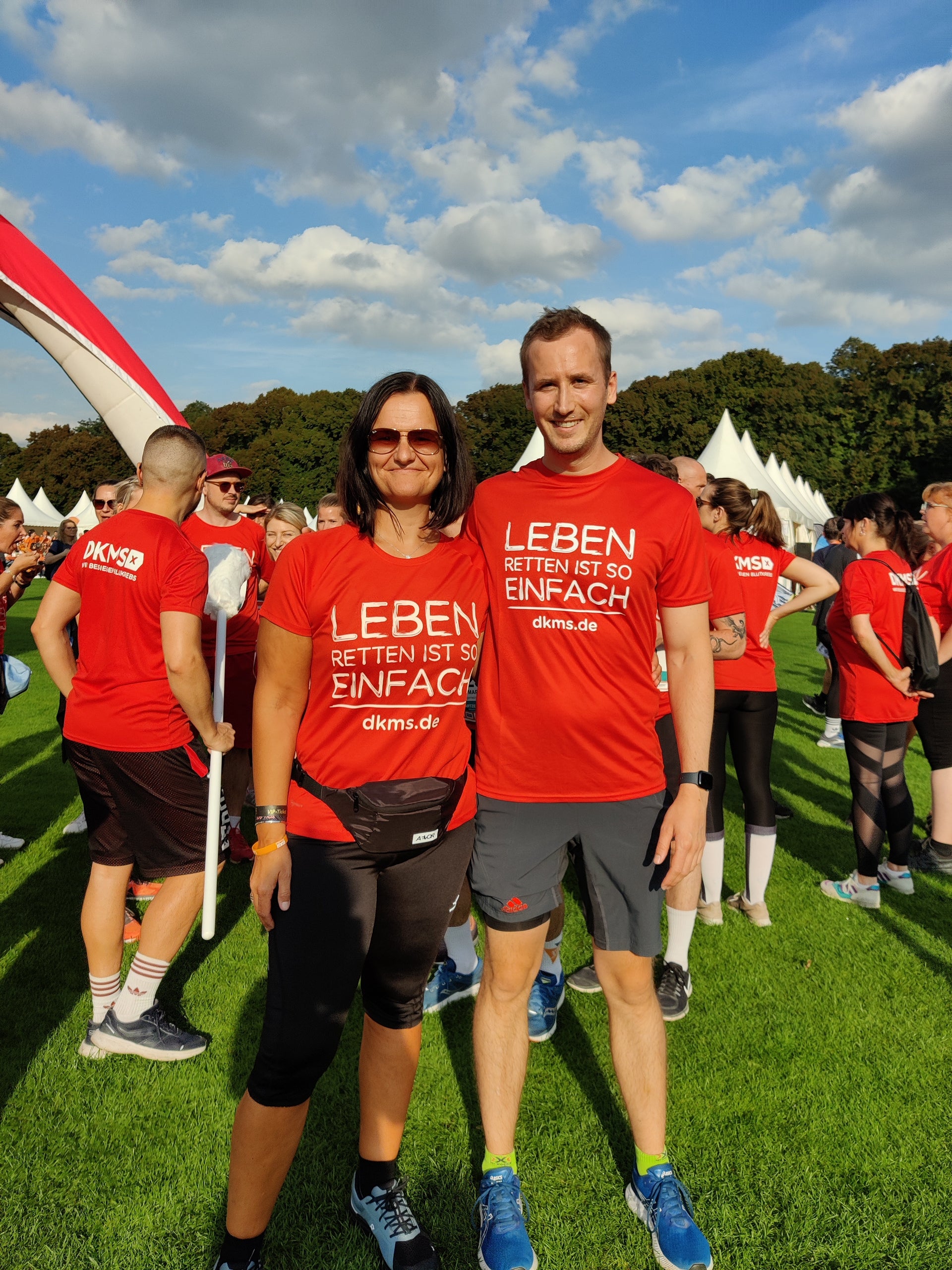 Ein Mann und eine Frau in roten Tshirts Ein Mann und eine Frau in roten Tshirts