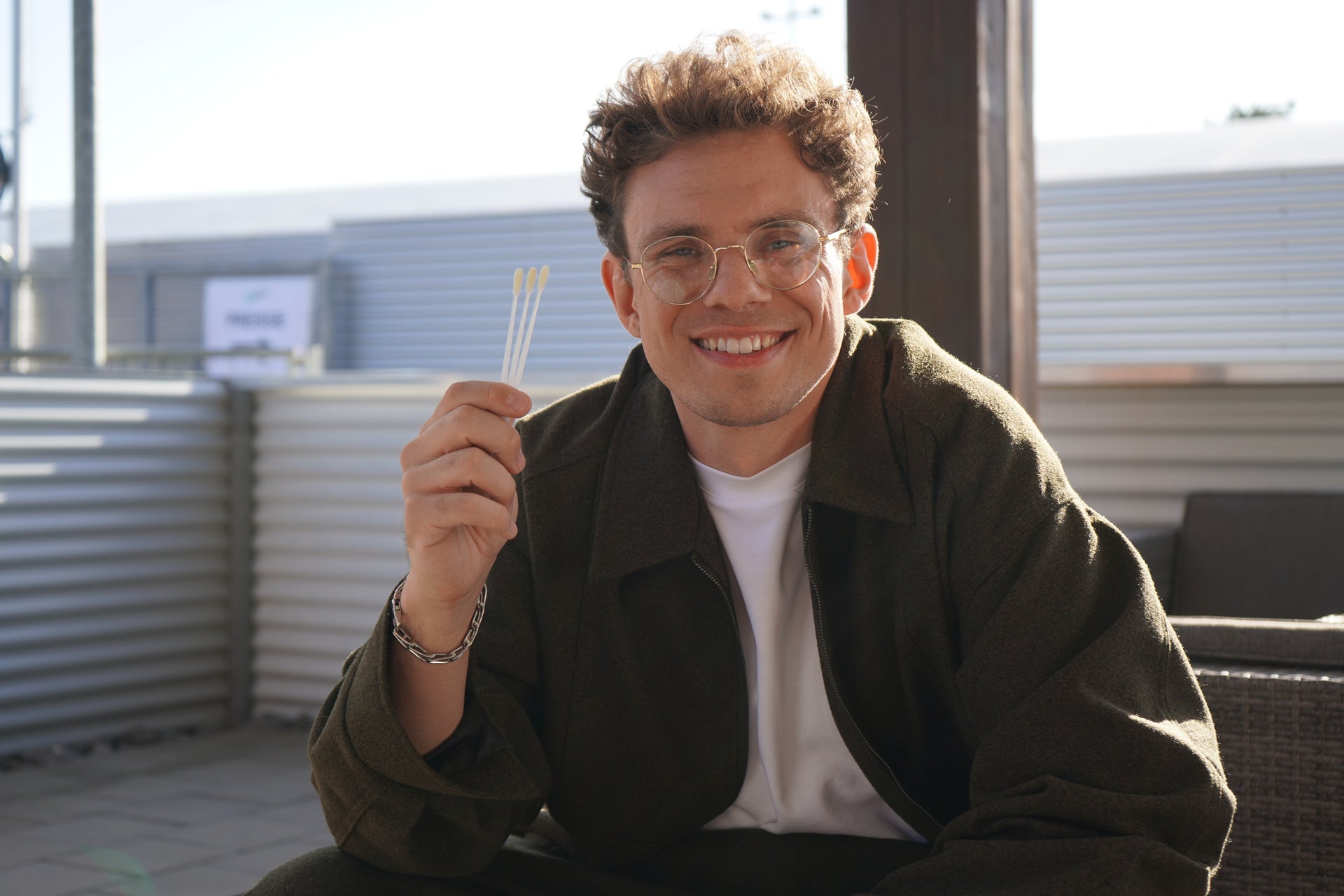 KAMRAD mit Wattestäbchen in der Hand KAMRAD mit Wattestäbchen in der Hand