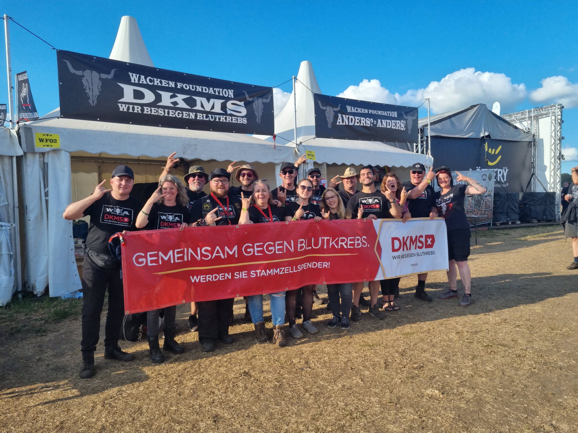 Eine Gruppe von Menschen posiert für ein Foto, sie halten ein Banner mit der Aufrschift: Gemeinsam gegen Blutkrebs Eine Gruppe von Menschen posiert für ein Foto, sie halten ein Banner mit der Aufrschift: Gemeinsam gegen Blutkrebs