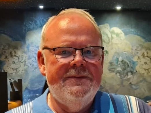 Ein Mann mit Brille schaut in die Kamera. Ein Mann mit Brille schaut in die Kamera.