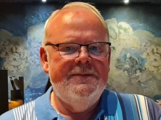 Ein Mann mit Brille schaut in die Kamera. Ein Mann mit Brille schaut in die Kamera.