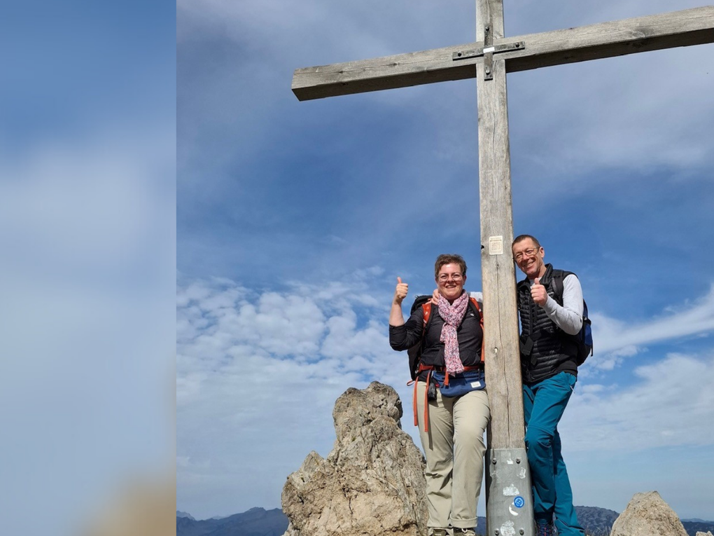 Ein Mann und eine Frau stehen neben einem Kreuz Ein Mann und eine Frau stehen neben einem Kreuz