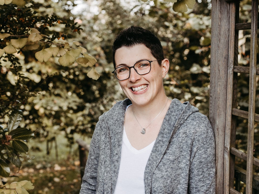 Eine Frau lächelt in die Kamera Eine Frau lächelt in die Kamera