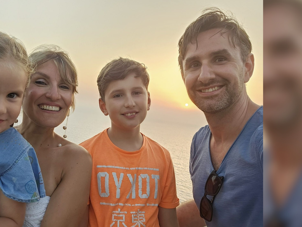 Eine Gruppe von Menschen, die für ein Foto posieren Eine Gruppe von Menschen, die für ein Foto posieren