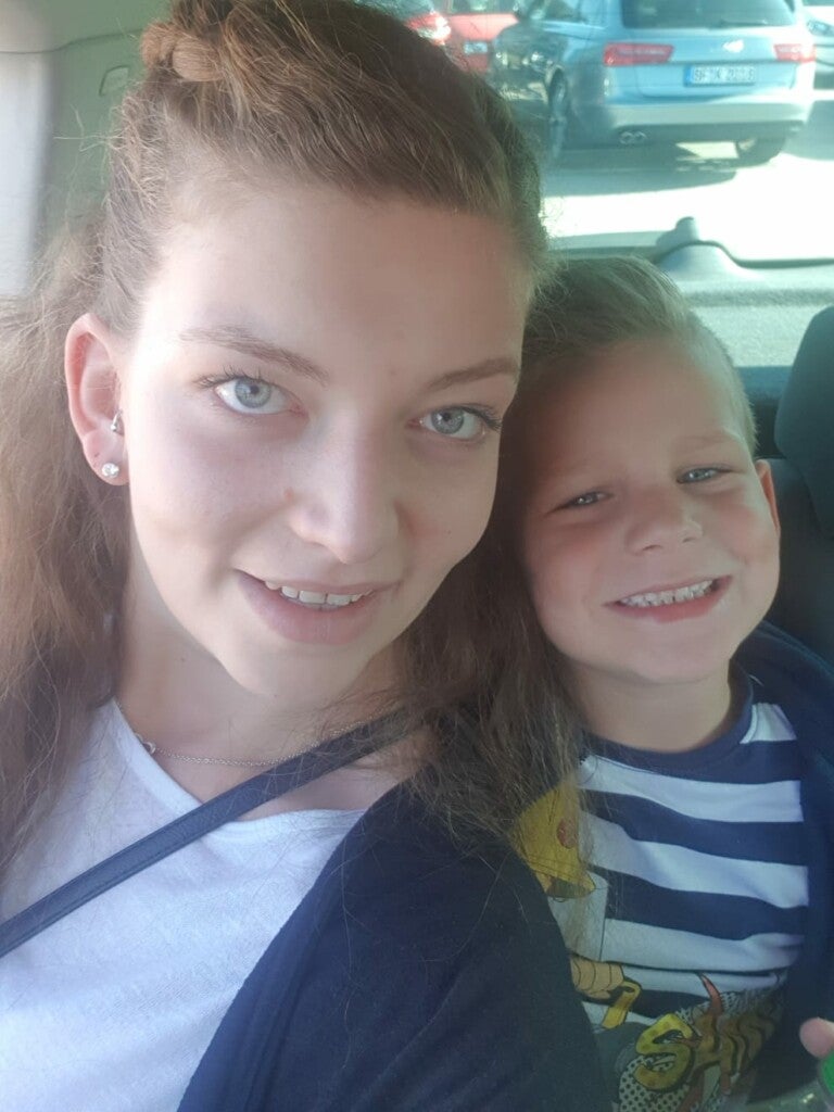 Eine Frau und ein Junge machen ein Selfie in einem Auto Eine Frau und ein Junge machen ein Selfie in einem Auto