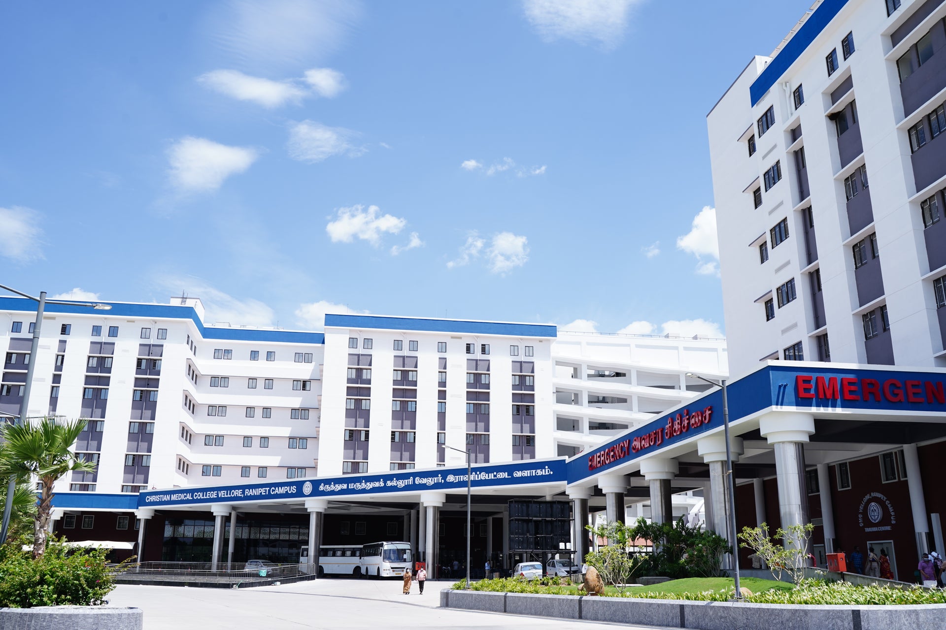 Ein großes weißes Gebäude mit blauen und weißen Streifen Ein großes weißes Gebäude mit blauen und weißen Streifen