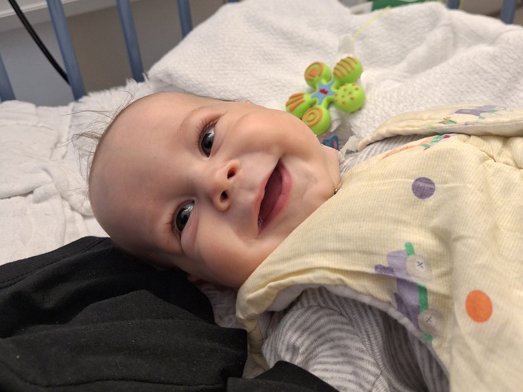 Ein Baby in einem Kinderbettchen im Krankenhaus. Ein Baby in einem Kinderbettchen im Krankenhaus.