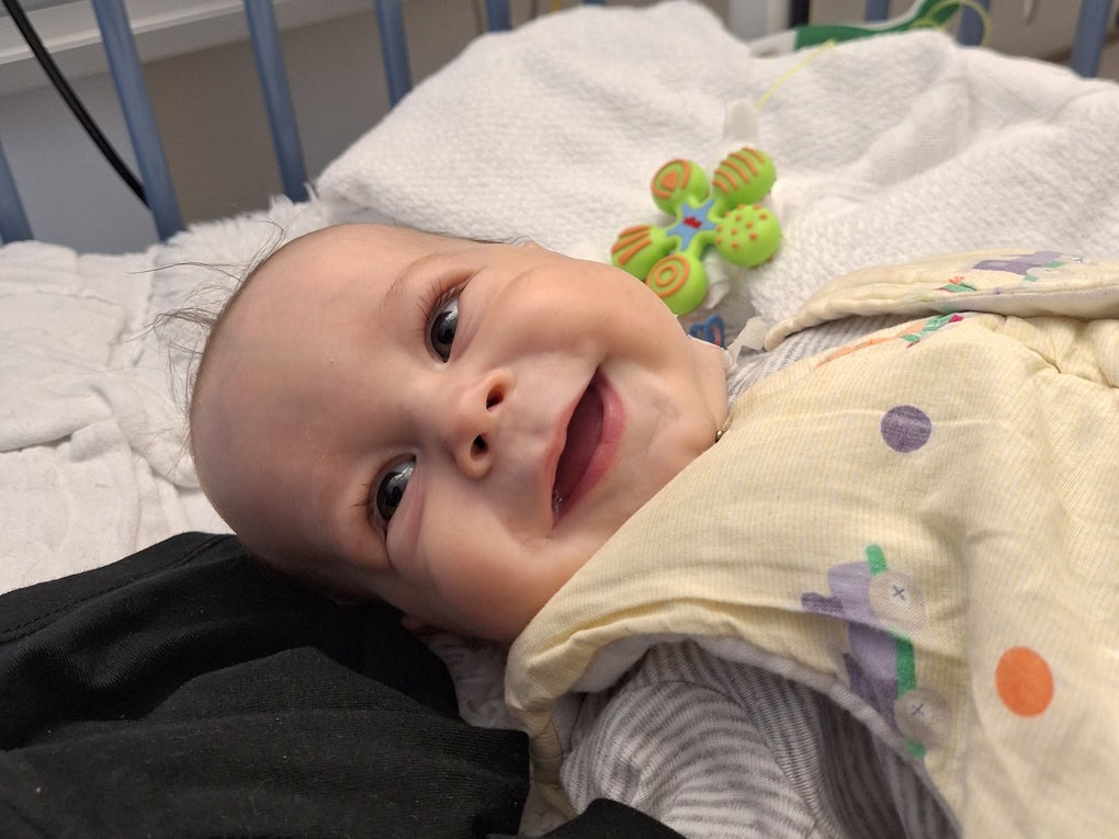 Ein Baby in einem Kinderbettchen im Krankenhaus. Ein Baby in einem Kinderbettchen im Krankenhaus.