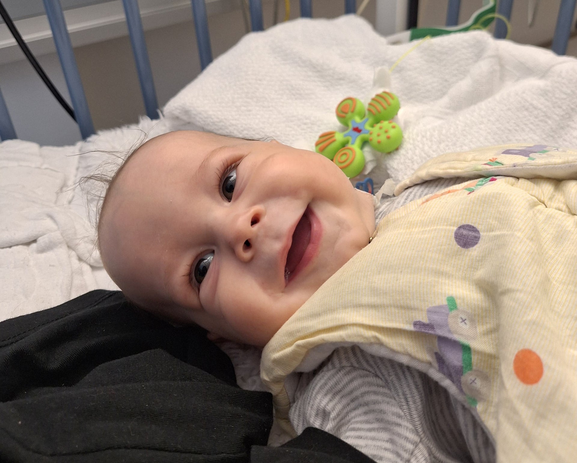 Ein Baby in einem Kinderbettchen im Krankenhaus. Ein Baby in einem Kinderbettchen im Krankenhaus.