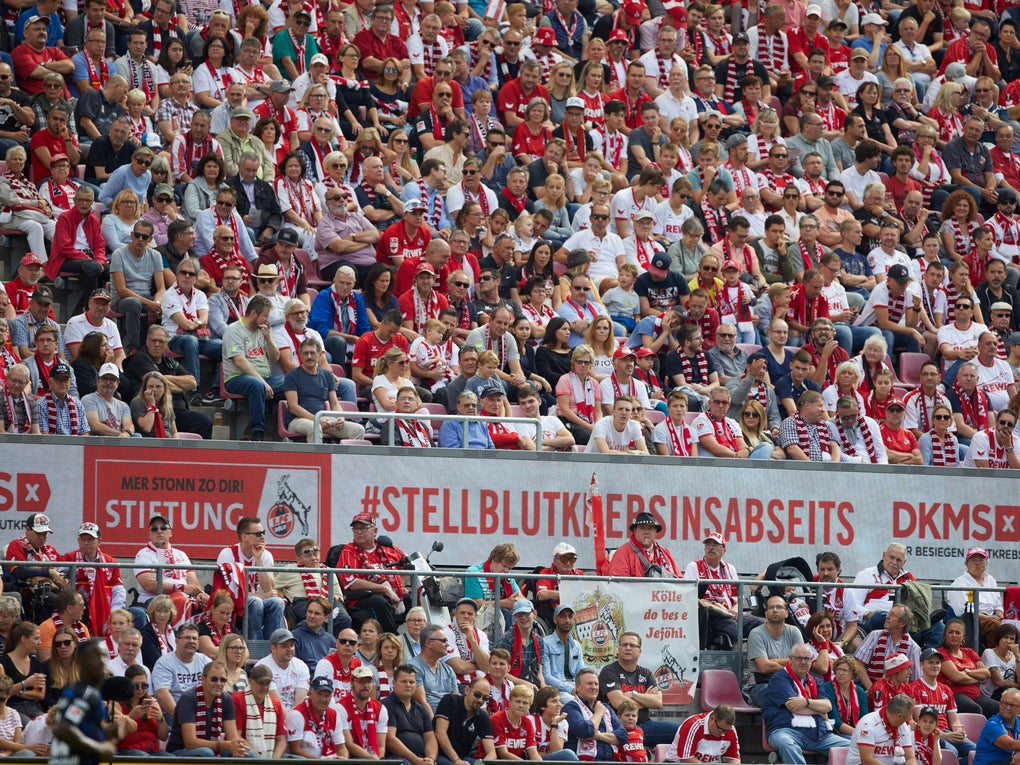 Eine große Menschenmenge in einem Stadion Eine große Menschenmenge in einem Stadion