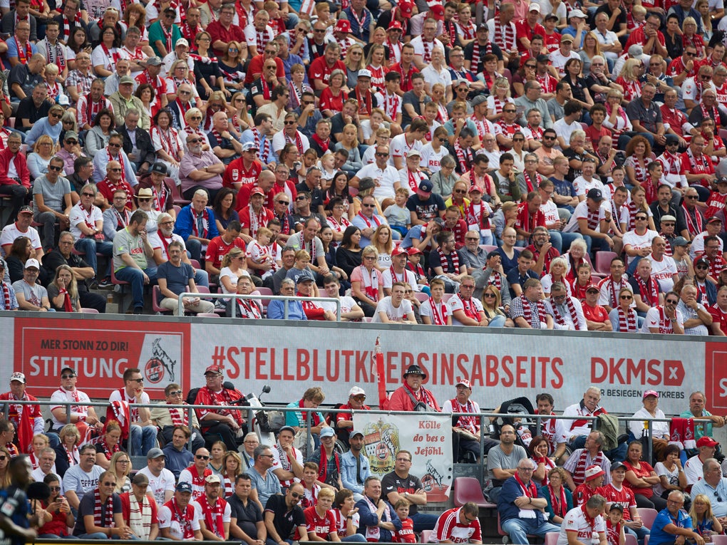 Eine große Menschenmenge in einem Stadion Eine große Menschenmenge in einem Stadion