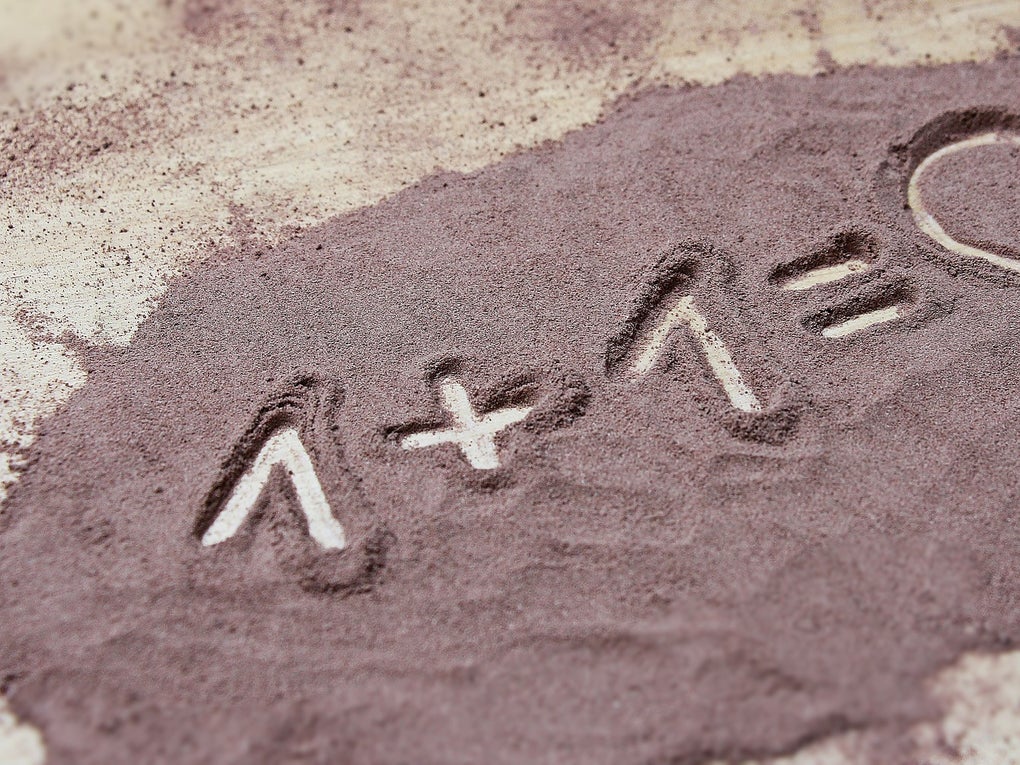 1 + 1 = Herz geschrieben in Sand 1 + 1 = Herz geschrieben in Sand