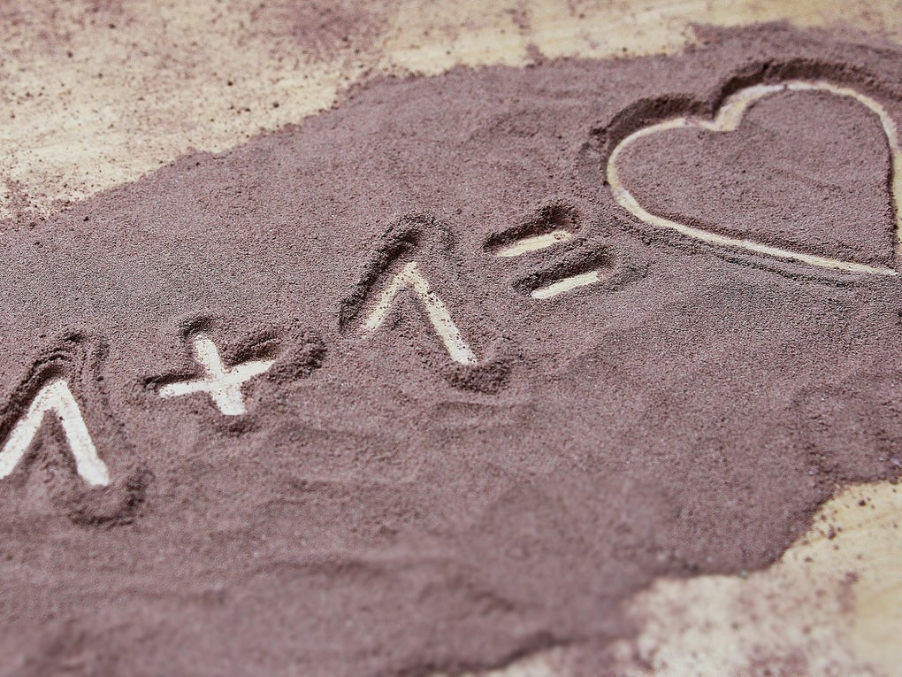 1 + 1 = Herz geschrieben in Sand 1 + 1 = Herz geschrieben in Sand