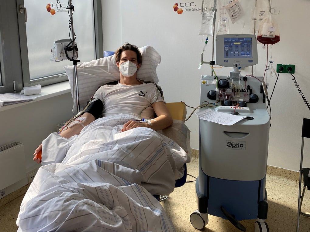 BVB-Profi Marwin Hitz bei seiner Stammzellspende, er liegt in einem Bett, daneben ein Apherese Gerät BVB-Profi Marwin Hitz bei seiner Stammzellspende, er liegt in einem Bett, daneben ein Apherese Gerät