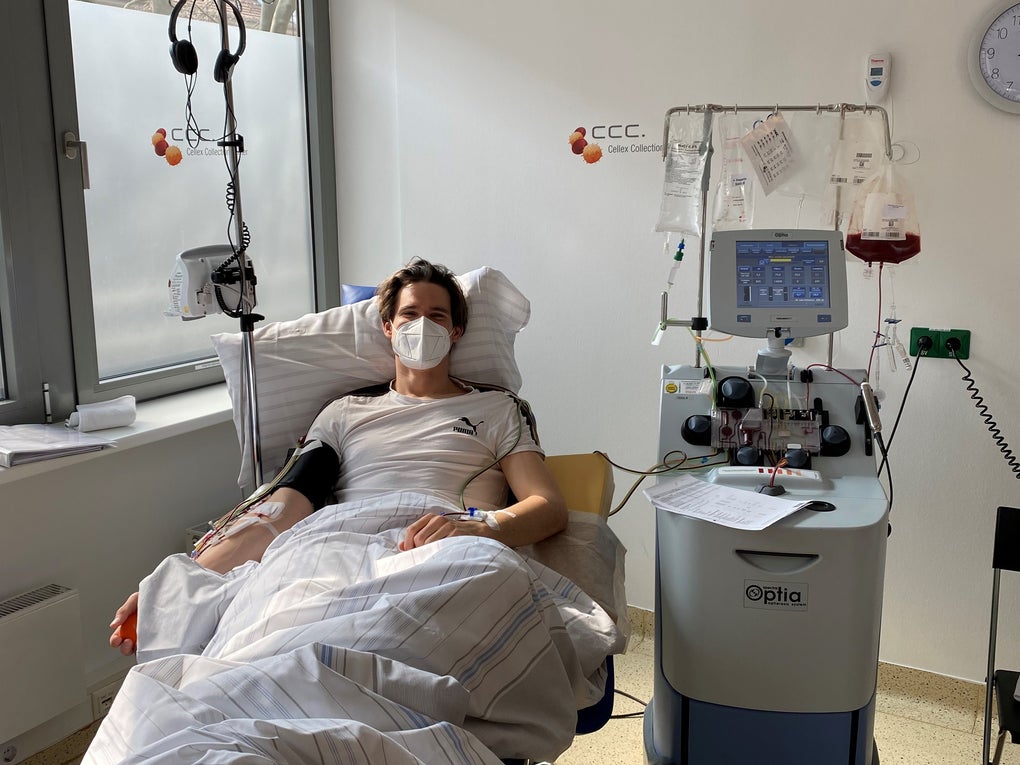 BVB-Profi Marwin Hitz bei seiner Stammzellspende, er liegt in einem Bett, daneben ein Apherese Gerät BVB-Profi Marwin Hitz bei seiner Stammzellspende, er liegt in einem Bett, daneben ein Apherese Gerät