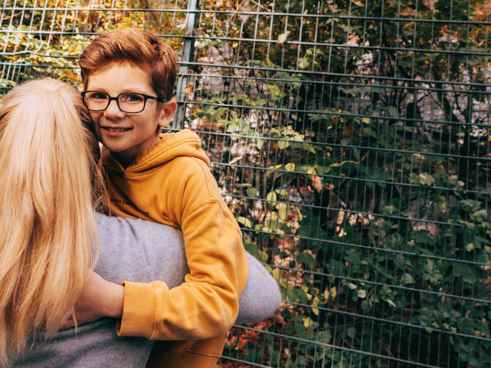 Eine Frau hält einen Jungen. Zitat auf dem Bild: Ich bin dankbar, dass mein Blutsbruder registriert war. - Carlos, geheilter Blutkrebspatient Eine Frau hält einen Jungen. Zitat auf dem Bild: Ich bin dankbar, dass mein Blutsbruder registriert war. - Carlos, geheilter Blutkrebspatient