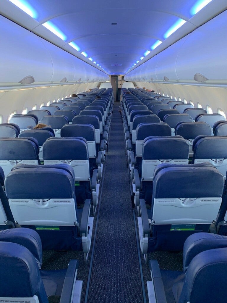 Ein Flugzeug mit Sitzreihen Ein Flugzeug mit Sitzreihen