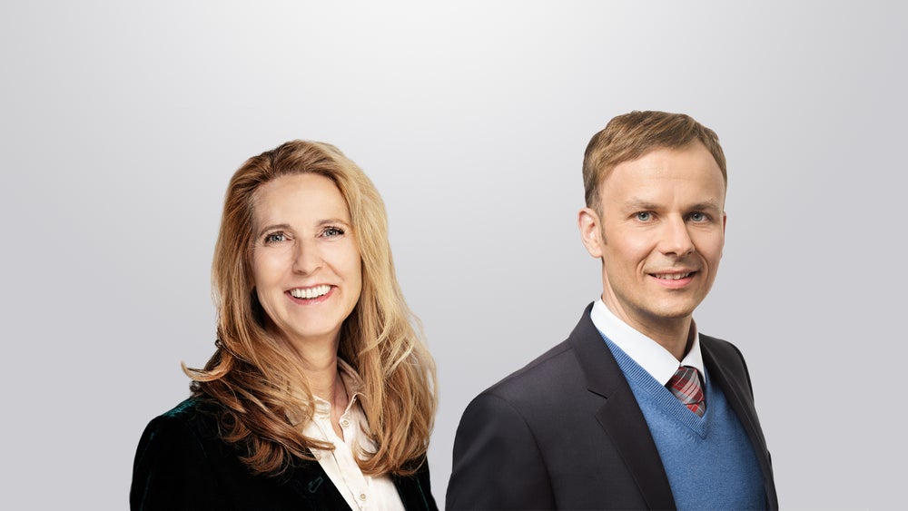 Ein Mann und eine Frau lächeln Ein Mann und eine Frau lächeln