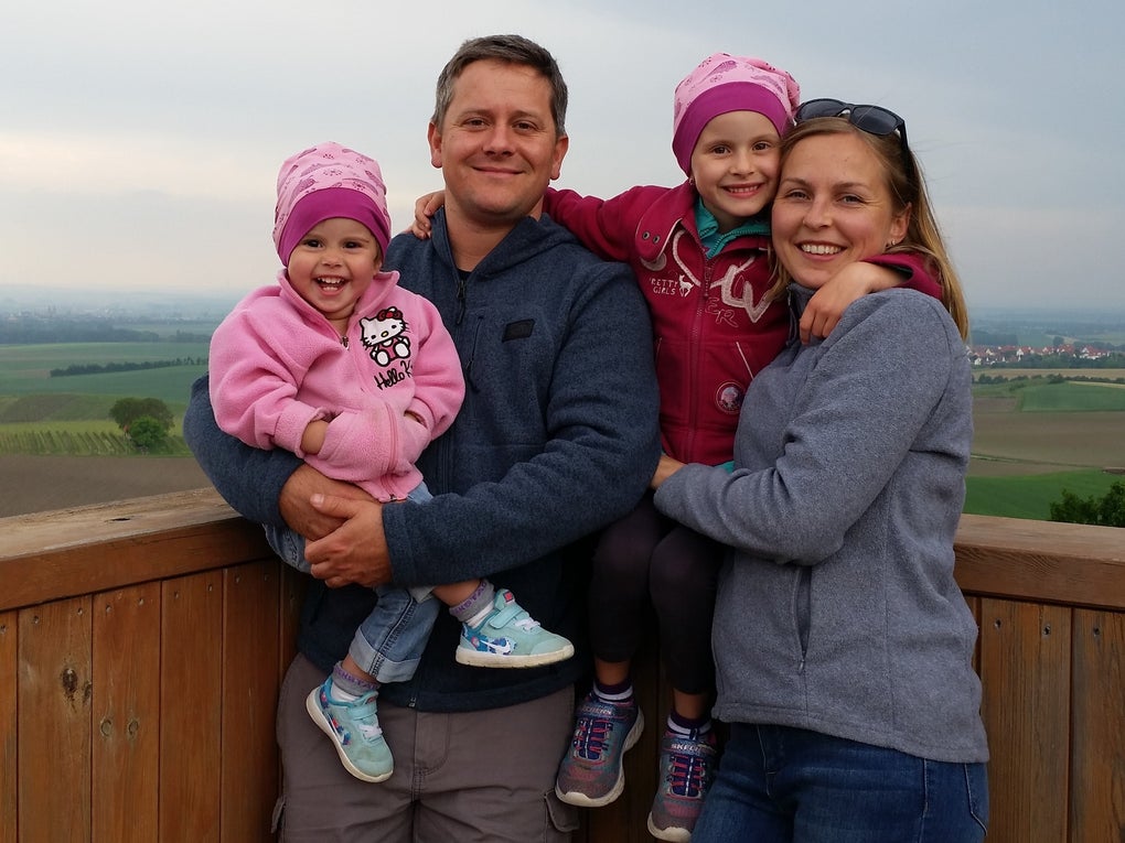 Marco mit seiner Frau und seinen Töchtern. Marco mit seiner Frau und seinen Töchtern.