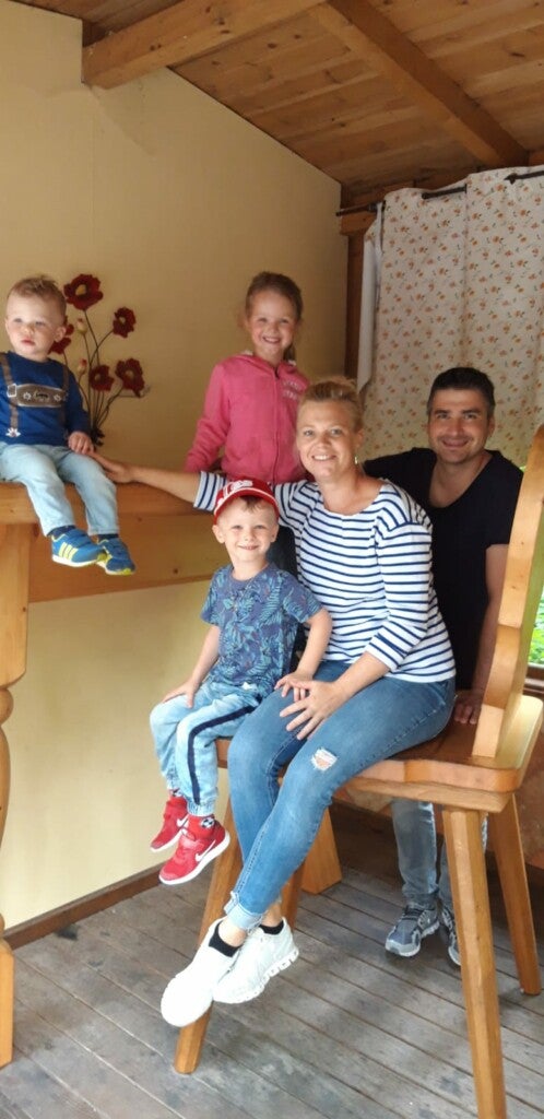 Stefan mit seiner Familie vor Weihnachten